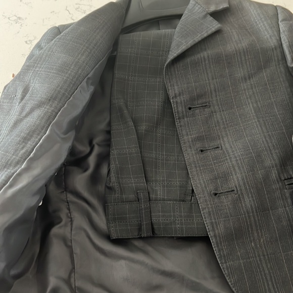 Boys 2T Suit - Picture 2 of 2